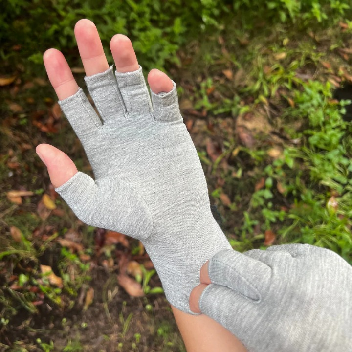 relaxor-therapy-arthri-gloves-in-use-garden_cleanup.webp__PID:8f044ca5-d3ba-4f71-ab8b-5318c8e97ec0