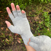 relaxor-therapy-arthri-gloves-in-use-garden_cleanup.webp__PID:8f044ca5-d3ba-4f71-ab8b-5318c8e97ec0