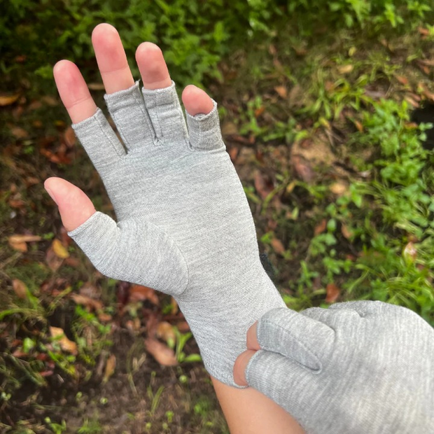 relaxor-therapy-arthri-gloves-in-use-garden_cleanup.webp__PID:8f044ca5-d3ba-4f71-ab8b-5318c8e97ec0